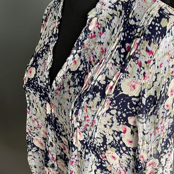 Joie navy floral 100% silk sheer button front pleated bodice/center back blouse - Picture 3 of 7